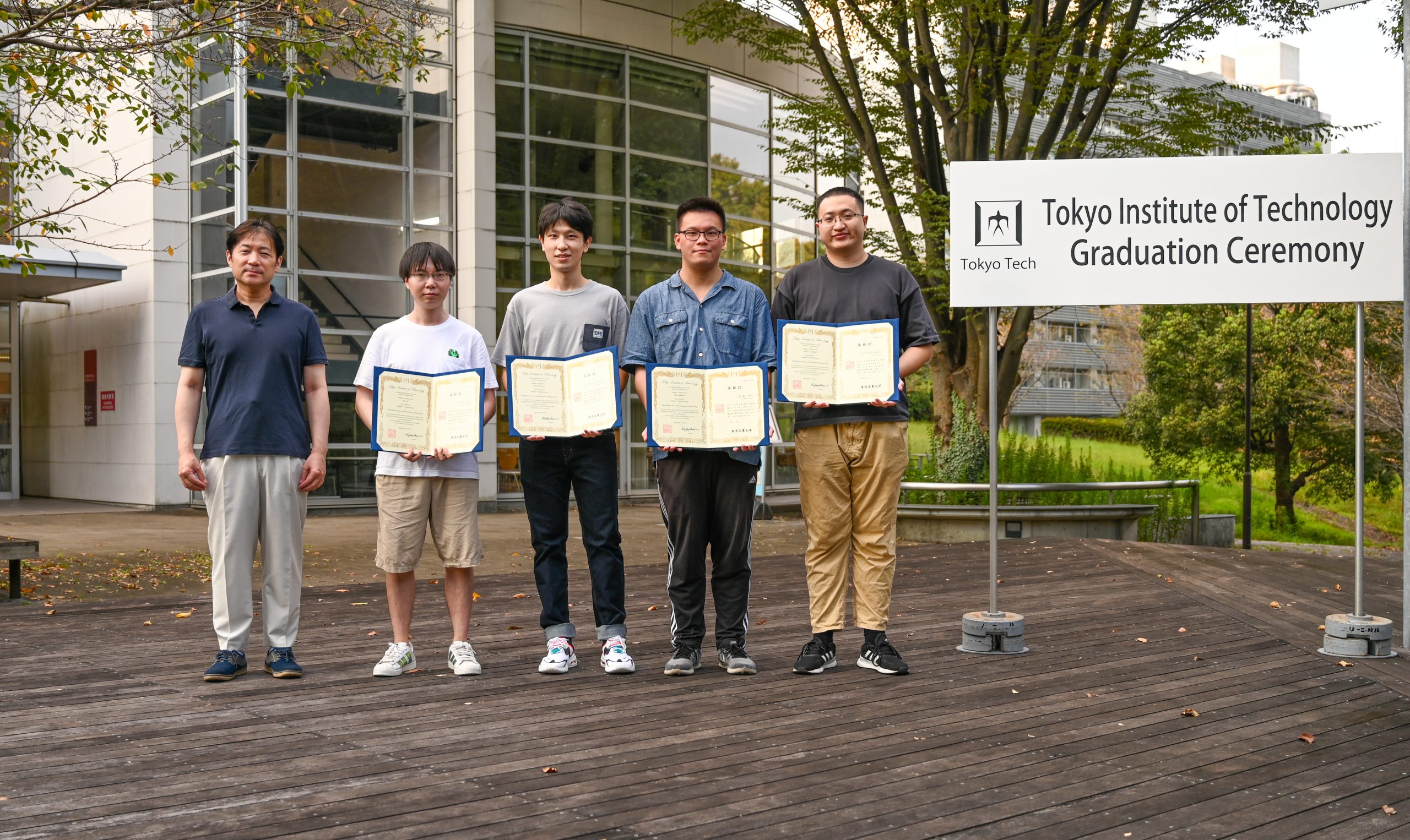 ラボの学生が卒業しました