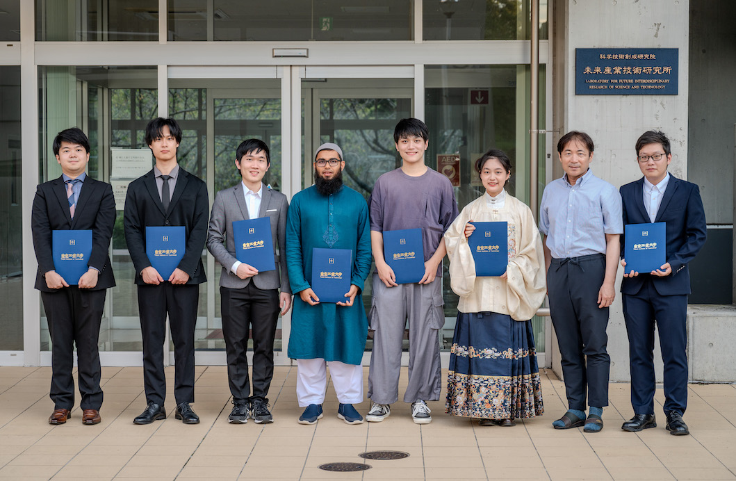 ラボの学生7名が卒業しました