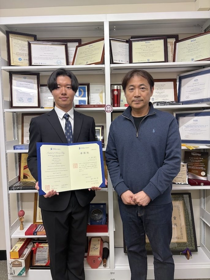 ラボの学生4名が卒業しました