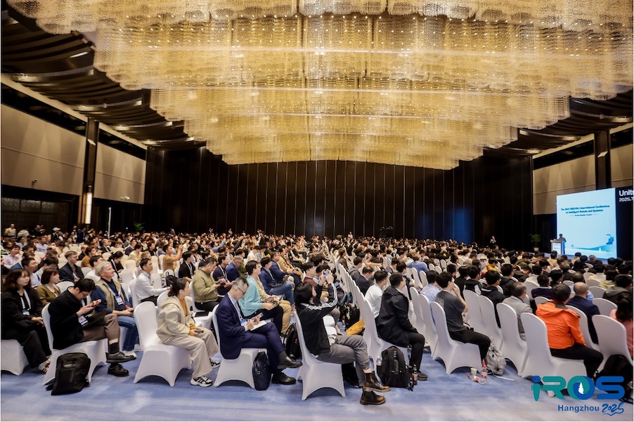 Prof. Suzuki gives a keynote speech at IROS 2025